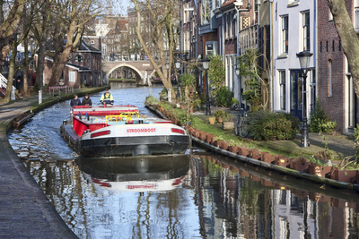 845000 Afbeelding van de 'Stroomboot' van de gemeentelijke Reinigings- en Havendienst varend op de Oudegracht ter ...